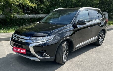 Mitsubishi Outlander III рестайлинг 3, 2017 год, 2 700 000 рублей, 2 фотография