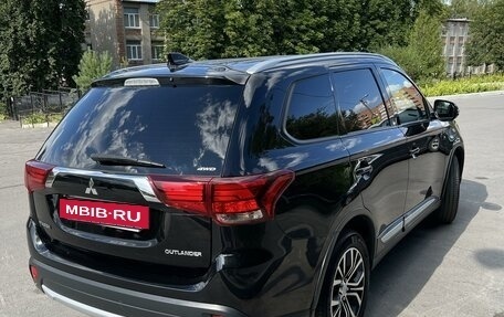 Mitsubishi Outlander III рестайлинг 3, 2017 год, 2 700 000 рублей, 6 фотография