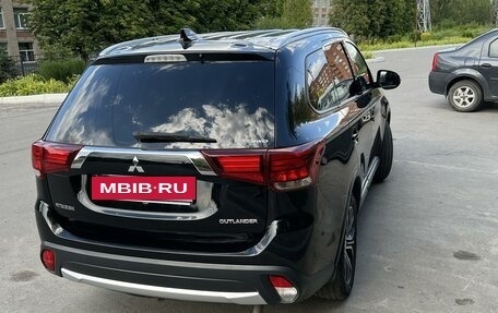 Mitsubishi Outlander III рестайлинг 3, 2017 год, 2 700 000 рублей, 8 фотография