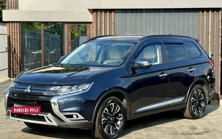 Mitsubishi Outlander III рестайлинг 3, 2021 год, 3 100 000 рублей, 2 фотография