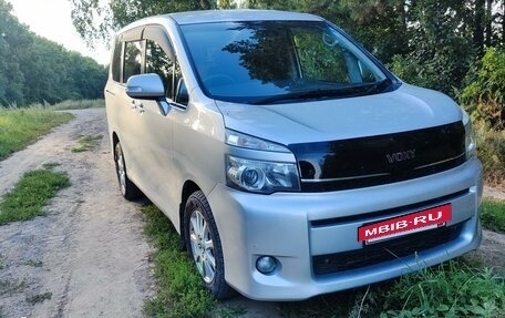 Toyota Voxy II, 2011 год, 1 640 000 рублей, 2 фотография