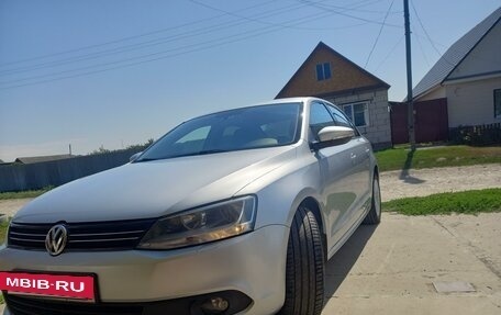 Volkswagen Jetta VI, 2013 год, 1 050 000 рублей, 2 фотография