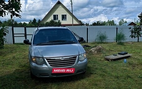 Chrysler Town & Country IV, 2004 год, 950 000 рублей, 3 фотография