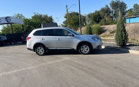 Mitsubishi Outlander III рестайлинг 3, 2016 год, 1 800 000 рублей, 2 фотография