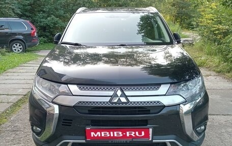 Mitsubishi Outlander III рестайлинг 3, 2018 год, 2 200 000 рублей, 1 фотография