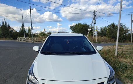 Hyundai Solaris II рестайлинг, 2014 год, 1 300 000 рублей, 2 фотография