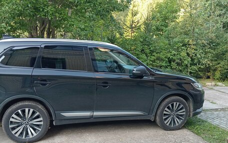 Mitsubishi Outlander III рестайлинг 3, 2018 год, 2 200 000 рублей, 4 фотография