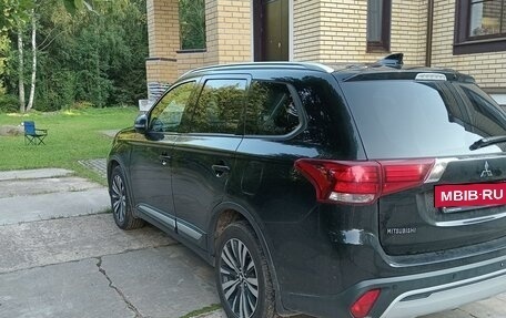 Mitsubishi Outlander III рестайлинг 3, 2018 год, 2 200 000 рублей, 6 фотография