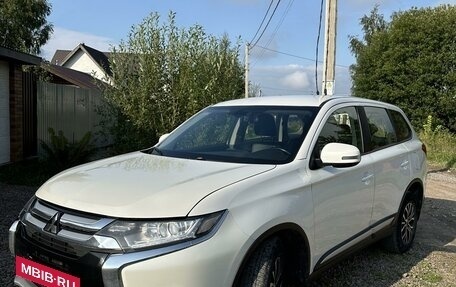 Mitsubishi Outlander III рестайлинг 3, 2017 год, 1 620 000 рублей, 3 фотография