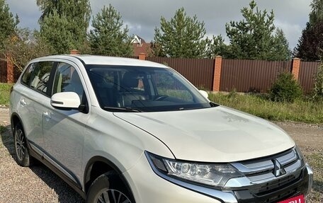 Mitsubishi Outlander III рестайлинг 3, 2017 год, 1 620 000 рублей, 2 фотография