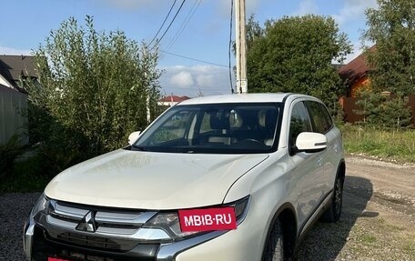 Mitsubishi Outlander III рестайлинг 3, 2017 год, 1 620 000 рублей, 4 фотография