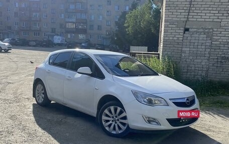 Opel Astra J, 2011 год, 555 000 рублей, 3 фотография