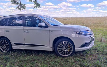 Mitsubishi Outlander III рестайлинг 3, 2018 год, 3 200 000 рублей, 5 фотография