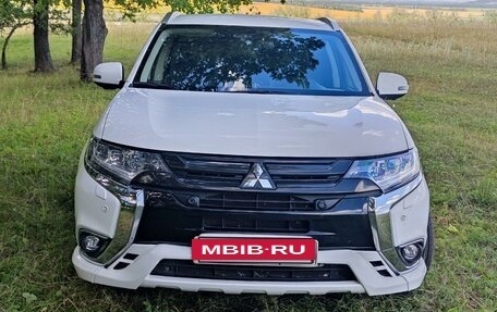 Mitsubishi Outlander III рестайлинг 3, 2018 год, 3 200 000 рублей, 6 фотография