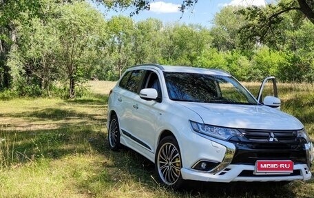 Mitsubishi Outlander III рестайлинг 3, 2018 год, 3 200 000 рублей, 8 фотография