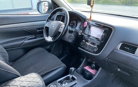 Mitsubishi Outlander III рестайлинг 3, 2015 год, 2 100 000 рублей, 9 фотография