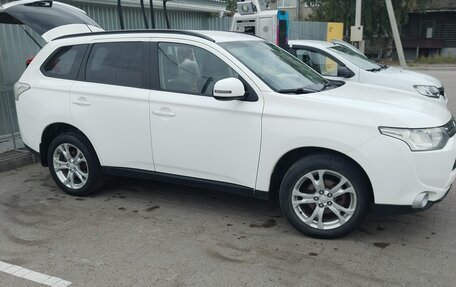 Mitsubishi Outlander III рестайлинг 3, 2012 год, 1 300 000 рублей, 12 фотография