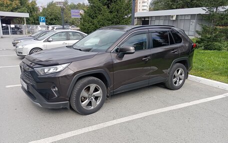 Toyota RAV4, 2020 год, 3 220 000 рублей, 2 фотография