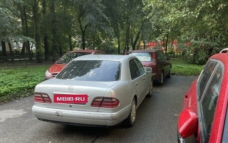 Mercedes-Benz E-Класс, 1998 год, 590 000 рублей, 2 фотография