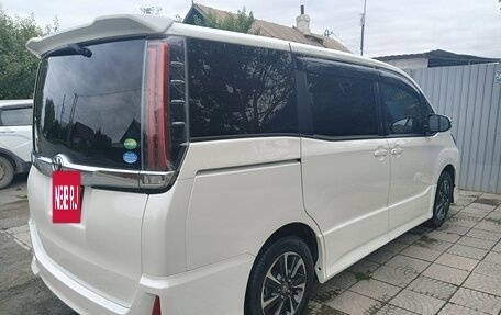 Toyota Noah III, 2017 год, 2 620 000 рублей, 4 фотография