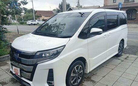 Toyota Noah III, 2017 год, 2 620 000 рублей, 2 фотография