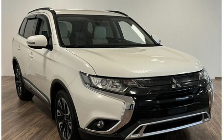 Mitsubishi Outlander III рестайлинг 3, 2022 год, 3 180 000 рублей, 3 фотография