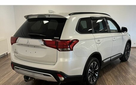 Mitsubishi Outlander III рестайлинг 3, 2022 год, 3 180 000 рублей, 4 фотография