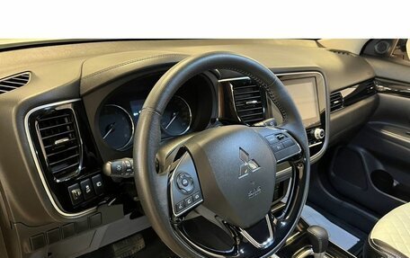 Mitsubishi Outlander III рестайлинг 3, 2022 год, 3 180 000 рублей, 8 фотография