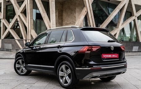 Volkswagen Tiguan II, 2018 год, 3 990 000 рублей, 6 фотография