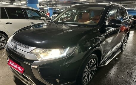 Mitsubishi Outlander III рестайлинг 3, 2020 год, 2 650 000 рублей, 4 фотография