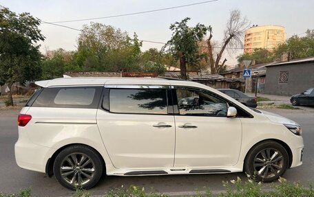 KIA Carnival III, 2016 год, 2 900 000 рублей, 2 фотография