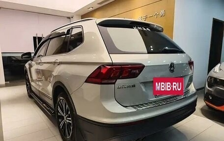 Volkswagen Tiguan II, 2019 год, 2 400 000 рублей, 5 фотография