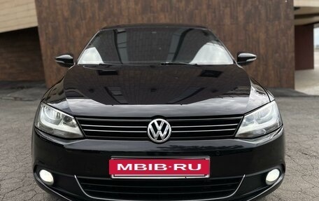 Volkswagen Jetta VI, 2013 год, 1 140 000 рублей, 2 фотография