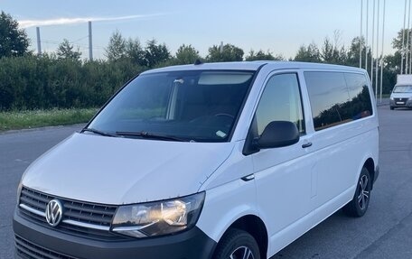 Volkswagen Caravelle T6 рестайлинг, 2017 год, 3 100 000 рублей, 1 фотография