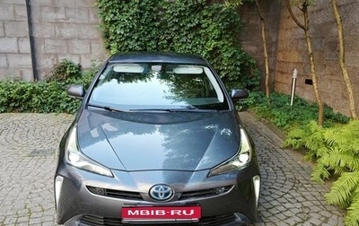 Toyota Prius IV XW50, 2019 год, 2 450 000 рублей, 1 фотография