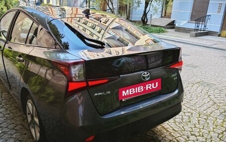 Toyota Prius IV XW50, 2019 год, 2 450 000 рублей, 3 фотография