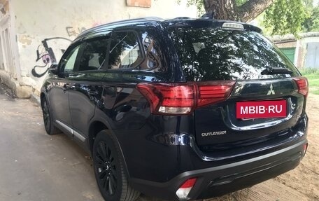 Mitsubishi Outlander III рестайлинг 3, 2020 год, 2 350 000 рублей, 6 фотография