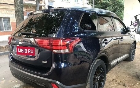 Mitsubishi Outlander III рестайлинг 3, 2020 год, 2 350 000 рублей, 4 фотография