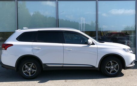 Mitsubishi Outlander III рестайлинг 3, 2017 год, 2 200 000 рублей, 5 фотография