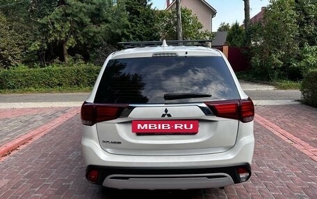 Mitsubishi Outlander III рестайлинг 3, 2021 год, 2 500 000 рублей, 4 фотография