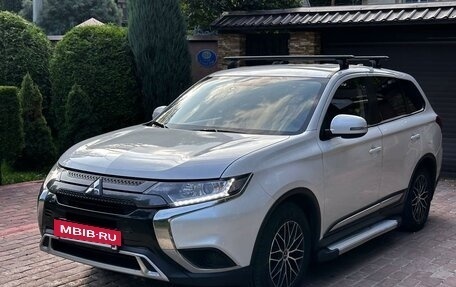 Mitsubishi Outlander III рестайлинг 3, 2021 год, 2 500 000 рублей, 2 фотография