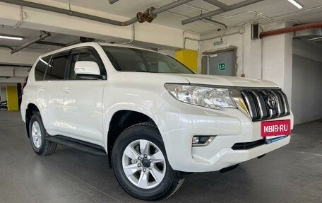 Toyota Land Cruiser Prado 150 рестайлинг 2, 2022 год, 7 000 000 рублей, 6 фотография