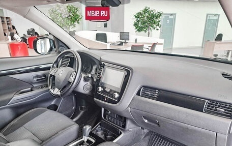 Mitsubishi Outlander III рестайлинг 3, 2021 год, 2 625 000 рублей, 11 фотография