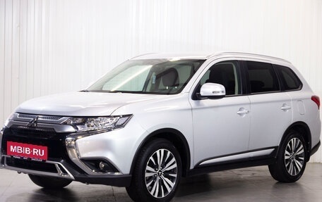 Mitsubishi Outlander III рестайлинг 3, 2021 год, 2 950 000 рублей, 4 фотография