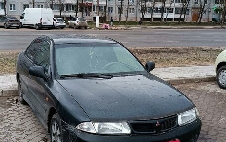 Mitsubishi Carisma I, 1997 год, 140 000 рублей, 1 фотография