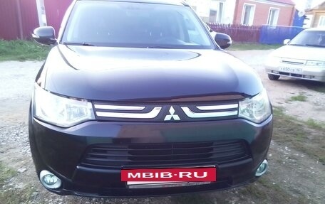 Mitsubishi Outlander III рестайлинг 3, 2014 год, 1 510 000 рублей, 2 фотография