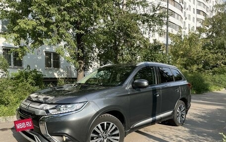 Mitsubishi Outlander III рестайлинг 3, 2019 год, 3 200 000 рублей, 3 фотография