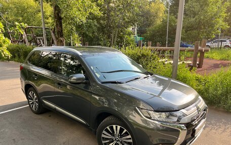 Mitsubishi Outlander III рестайлинг 3, 2019 год, 3 200 000 рублей, 6 фотография