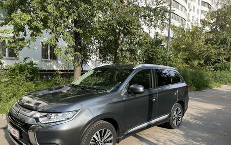 Mitsubishi Outlander III рестайлинг 3, 2019 год, 3 200 000 рублей, 5 фотография