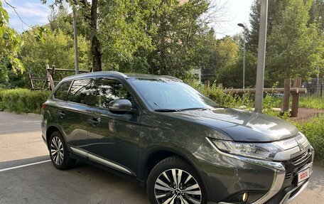 Mitsubishi Outlander III рестайлинг 3, 2019 год, 3 200 000 рублей, 11 фотография